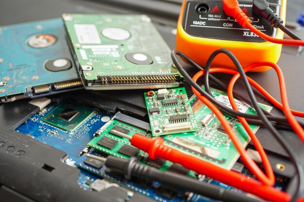 Reparando e atualizando a placa-mãe do circuito de hardware de computador eletrônico de notebook e conceito de tecnologia