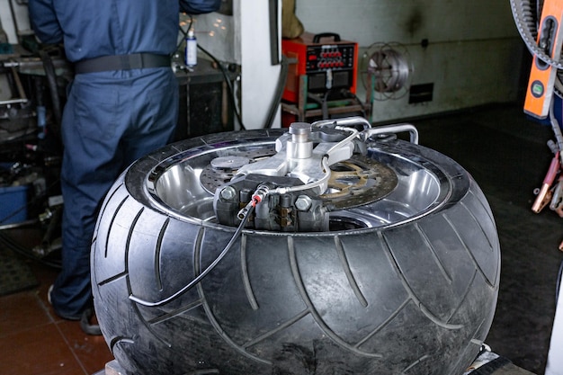 Reparando o pneu da motocicleta com kit de reparo Kit de reparo do plugue do pneu para pneus sem câmara Pneu close-up