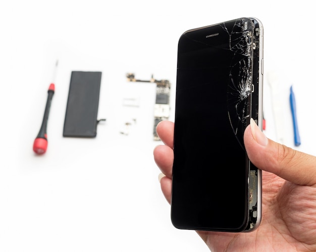 Reparar o smartphone quebrado no fundo branco