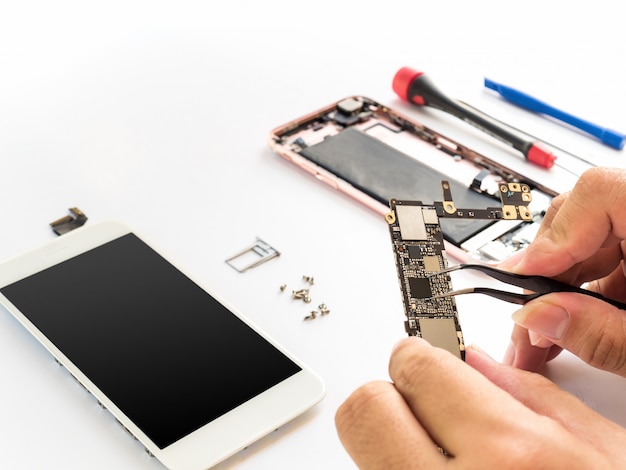 Reparar o smartphone quebrado no fundo branco