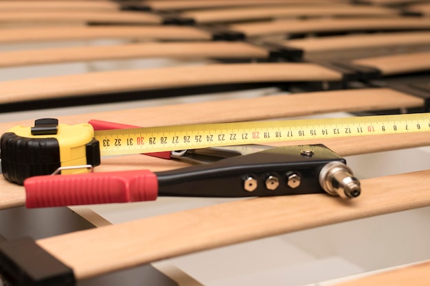 Reparar somier ortopédico de madera. Centrarse en centimetro