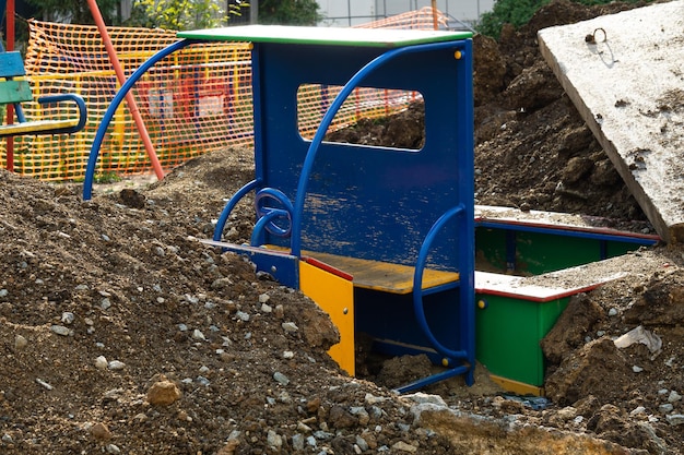 Reparatur auf dem Spielplatz Die Kinderbank und der Sandkasten sind mit Schutt bedeckt