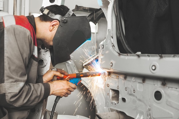 Reparatur des in Betrieb befindlichen Fahrzeugs zur Wiederherstellung nach dem Unfall. Renovierung des Automobils