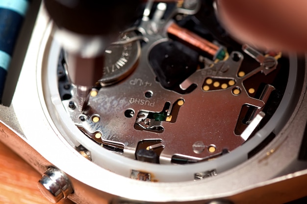 Reparatur von elektronischen Uhren