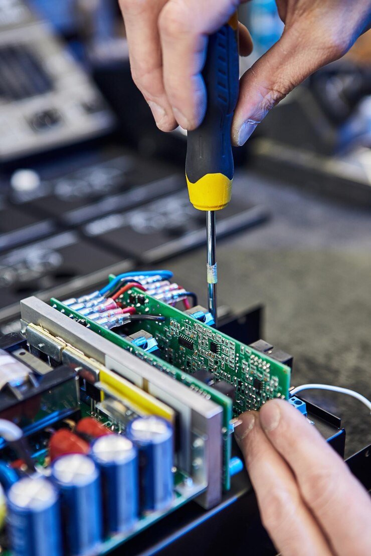 Foto reparatur von hardware-geräten reparaturwerkstatt und arbeiter mit werkzeugen mikrochip und leiterplattentest moderner digitaler geräte auf dem konzept elektronischer geräte auf dem schreibtisch
