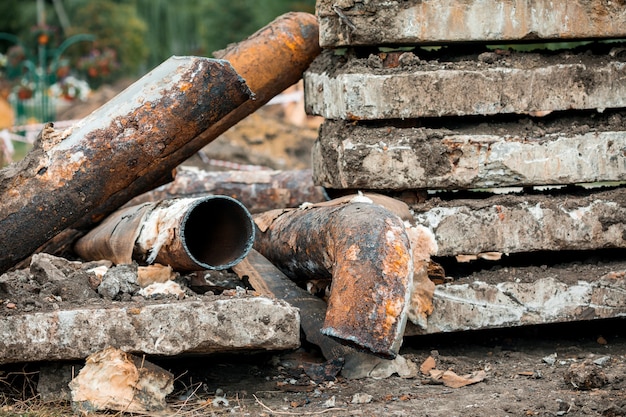 Reparatur von kaputten alten rostigen Rohren des Wasserversorgungssystems.