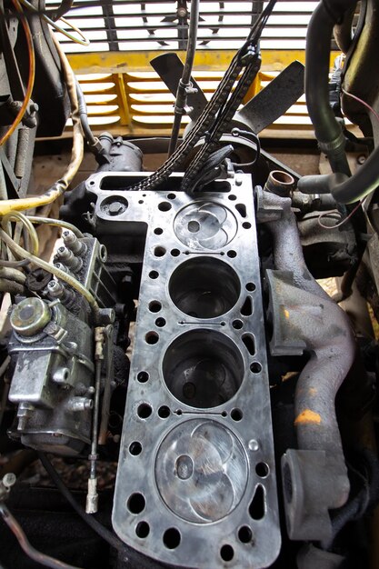 Reparatur von Mercedes-Dieselmotoren Hände mit einem Mechaniker, der Mercedes-Teile repariert Zerlegter alter Motor