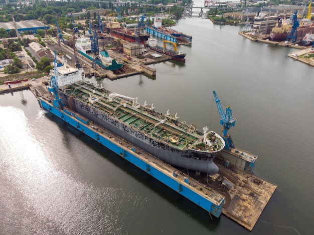 Reparatur von Tankschiffen im Trockendock Luftbild der Werft