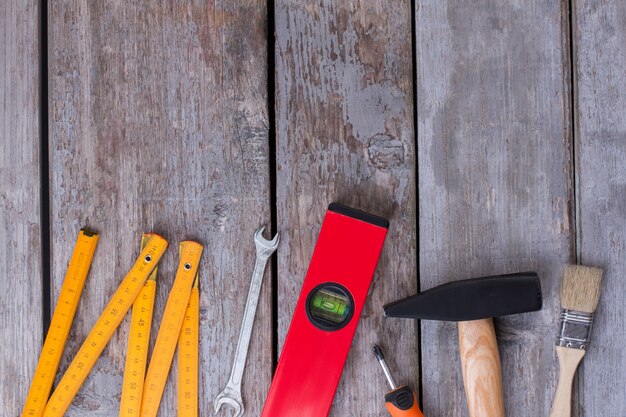 Reparatur-Werkzeugsatz auf grauem hölzernem Hintergrund