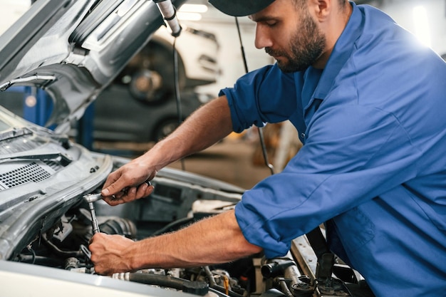 Reparaturdienst Automechaniker in der Garage