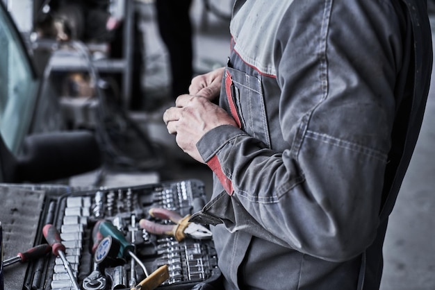 Reparaturen von Autoservicemitarbeitern stellen das Auto wieder her