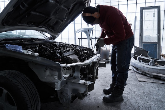 Reparaturen von Autoservicemitarbeitern stellen das Auto wieder her