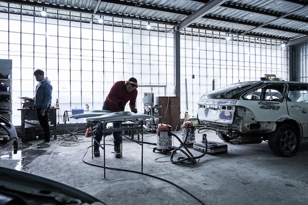 Reparaturen von Autoservicemitarbeitern stellen das Auto wieder her