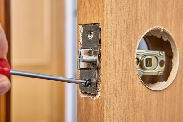 El pestillo de la puerta se coloca en la ranura de la puerta interior para  alinearse con la manija de la puerta Fotografía de stock - Alamy