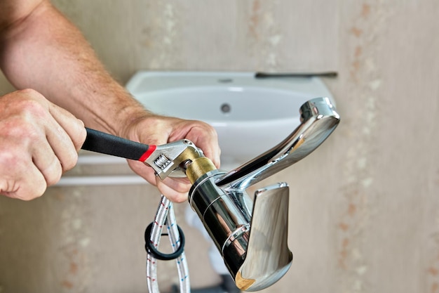 Repare o trabalho no encanador do banheiro instalando uma nova torneira no sistema de abastecimento de água doméstico