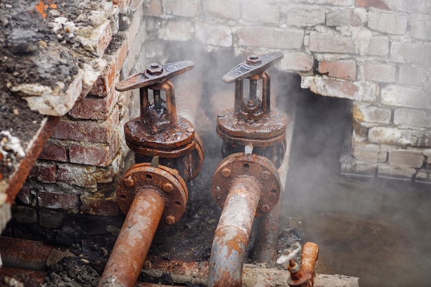 Repare os tubos enferrujados velhos quebrados do sistema de aquecimento