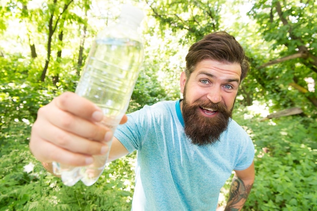 Reparieren Sie alles mit H2O brutaler kaukasischer Hipster mit Schnurrbart Bärtiger Mann trinkt Wasser bereit für Camping männlicher glücklicher Tourist fühlt sich durstig Sport- und Fitnesskleidung Selbstbewusster und gutaussehender brutaler Mann