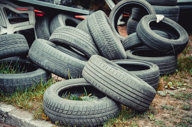 Reparieren und überprüfen Sie das Auto in der Werkstatt. Ein erfahrener Techniker repariert den defekten Teil des Autos. Ich wechsle die Reifen