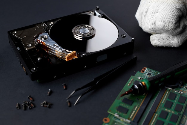 Repariert ein defektes Computer-Festplattenlaufwerk durch einen Techniker