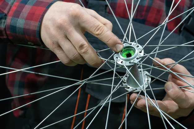 Reparo da bicicleta O mecânico aponta para uma graxa nova limpa com o dedo Manutenção do cubo substituição de graxa e rolamentos