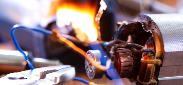 Reparo de ferramentas elétricas. Detalhes de eletrodomésticos e ferramentas de reparo em uma mesa de madeira em uma oficina.