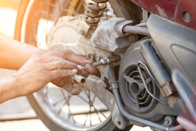 Reparo de motocicleta após vazamento de pneu durante uma longa jornada.