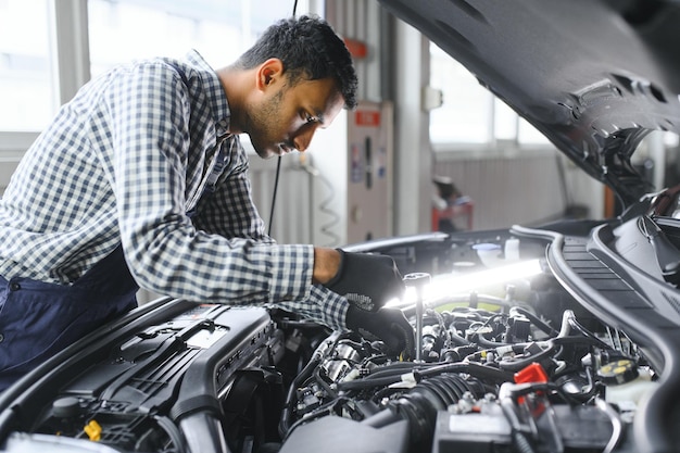 Reparo de serviço e conceito de profissão mecânico indiano no serviço de carro