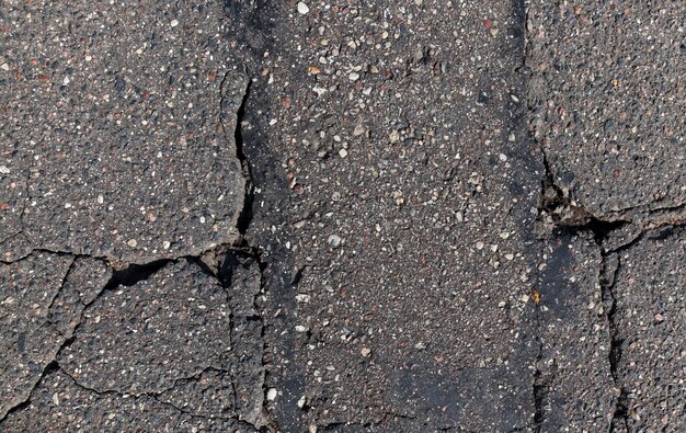 Reparo de uma estrada pavimentada quebrada e danificada