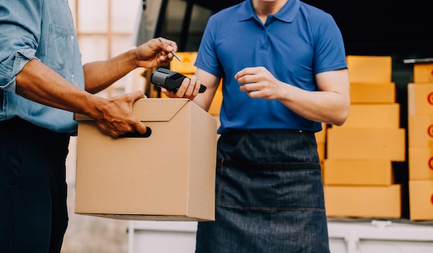 Repartidor asiático en cajas de comprobación de furgoneta de carga