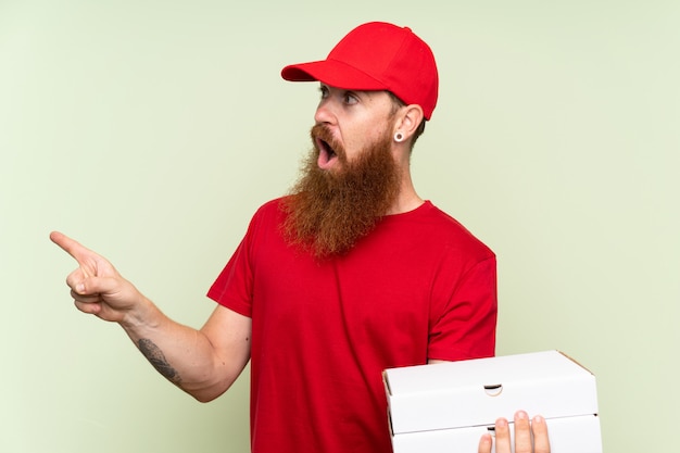 Repartidor con barba larga sorprendido y apuntando con el dedo hacia un lado