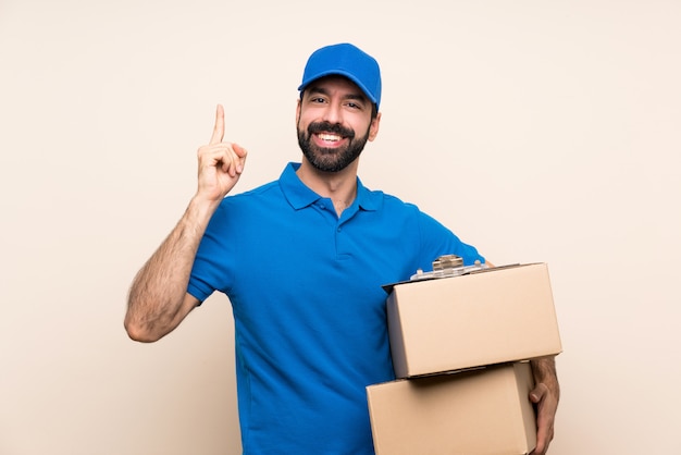 Repartidor con barba sobre pared aislada apuntando una gran idea