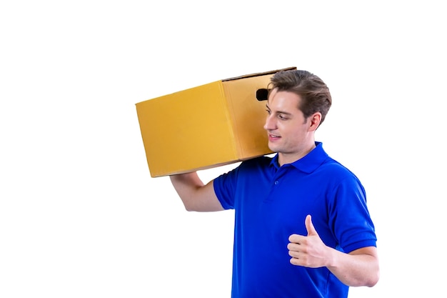 Repartidor con caja de cartón de paquete aislado sobre fondo blanco.