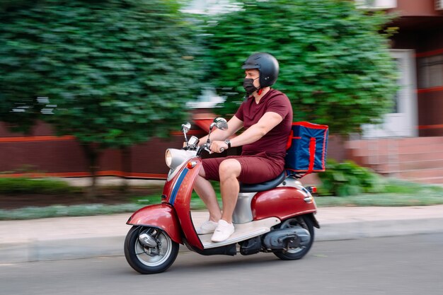 Repartidor de comida en una moto