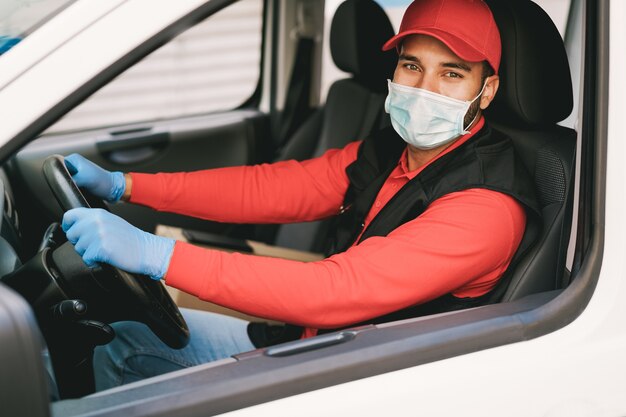 Repartidor conduciendo una camioneta durante el brote de coronavirus