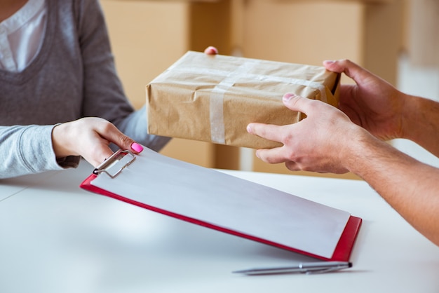 Repartidor entregando caja de paquetería