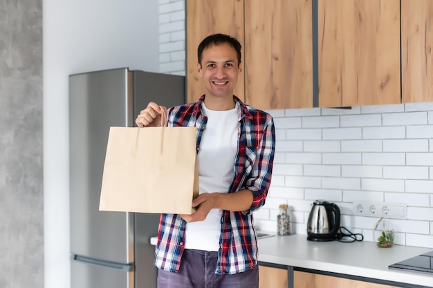 repartidor con envases de papel para comida para llevar.