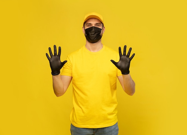 Repartidor con gorra amarilla, uniforme de camiseta, guantes de máscara aislados