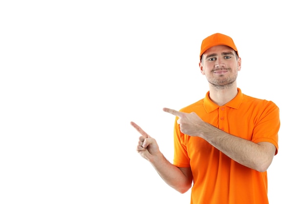 Foto repartidor en gorra y camiseta aislado sobre fondo blanco.