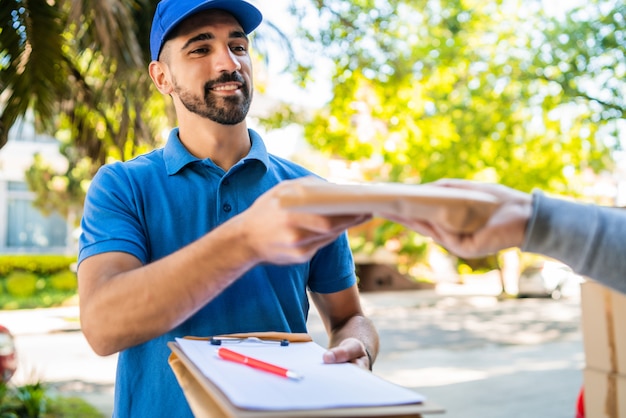 Repartidor haciendo entrega a domicilio al cliente