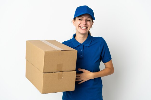 Repartidor joven aislado en blanco sonriendo mucho