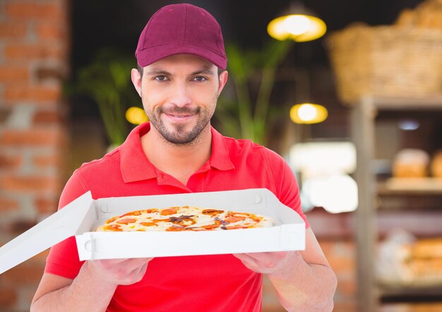 Foto repartidor mostrando la pizza en el restaurante