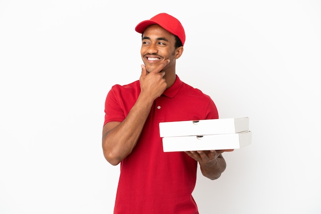 Foto repartidor de pizza afroamericana recogiendo cajas de pizza sobre aislado