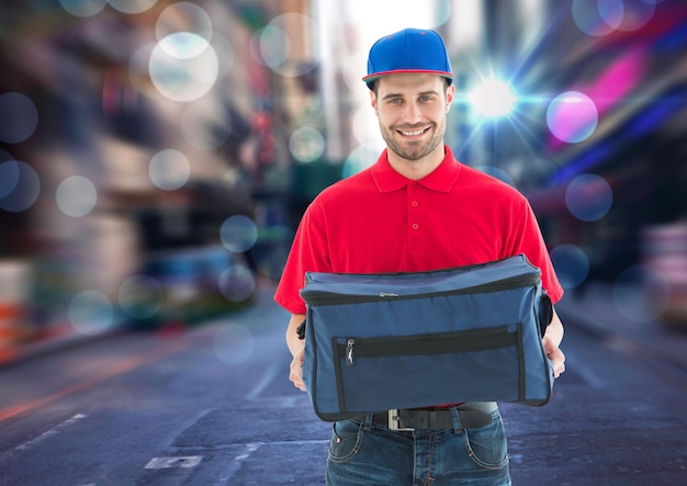 Repartidor de pizza feliz con la bolsa de entrega en la ciudad con luces