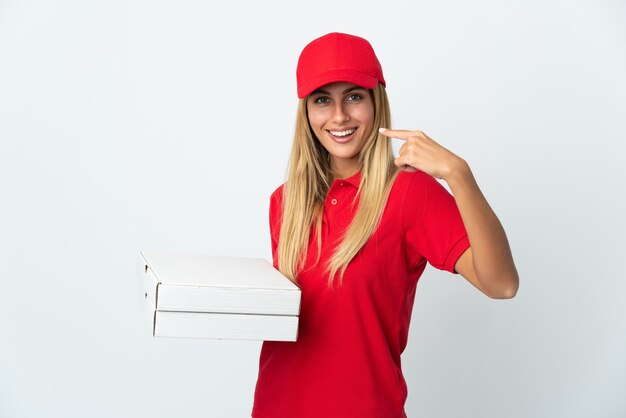 Repartidor de pizzas mujer sosteniendo una pizza aislado sobre fondo blanco dando un pulgar hacia arriba gesto