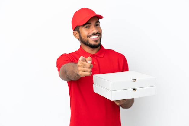 Foto repartidor de pizzas recogiendo cajas de pizza aisladas en fondo blanco apuntando al frente con expresión feliz