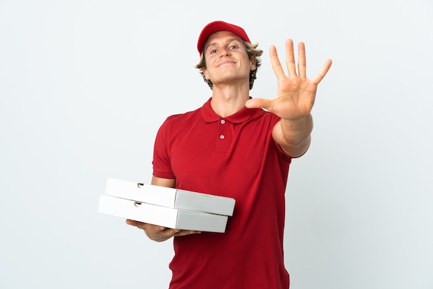 Foto repartidor de pizzas sobre fondo blanco aislado contando cinco con los dedos