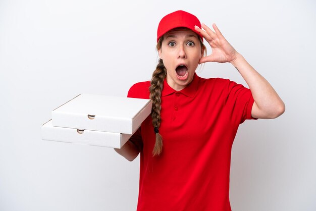 Repartidor de pizzas con uniforme de trabajo recogiendo cajas de pizza aisladas en fondo blanco con expresión de sorpresa