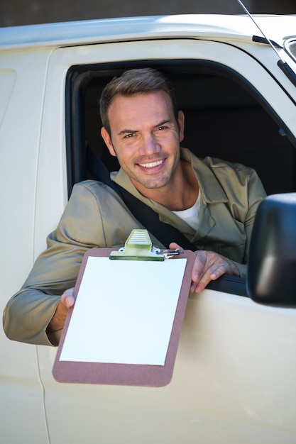 Repartidor sentado en su camioneta