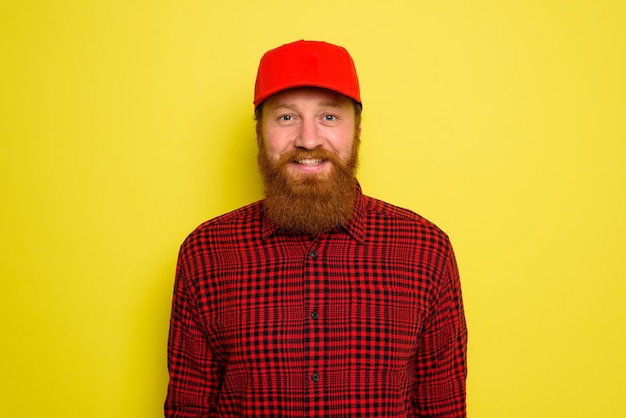 Repartidor con sombrero y barba tiene una expresión feliz