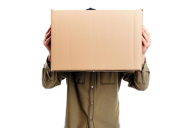 Foto el repartidor sostiene una caja sobre un fondo blanco